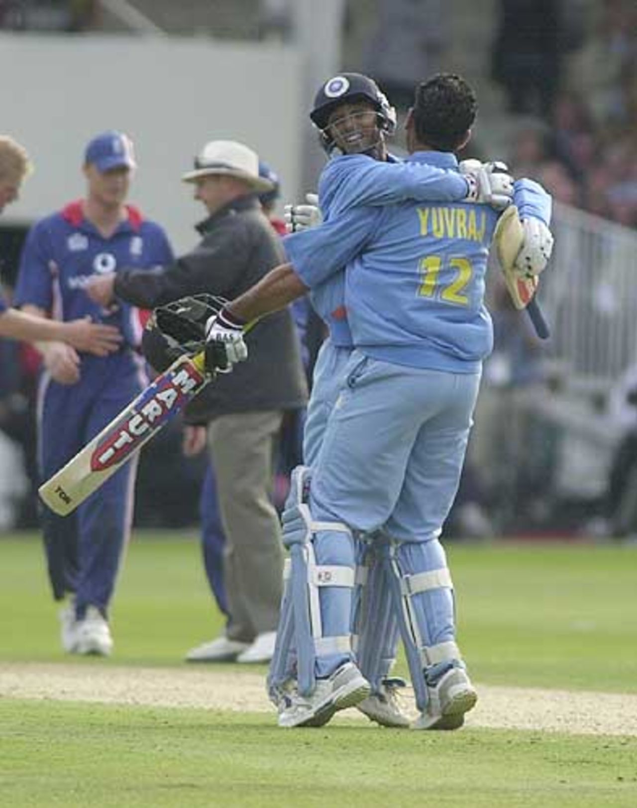 Dravid and Yuvraj Singh , winners at the death, England v India, NatWest Series, Lord's, Sat 29 Jun