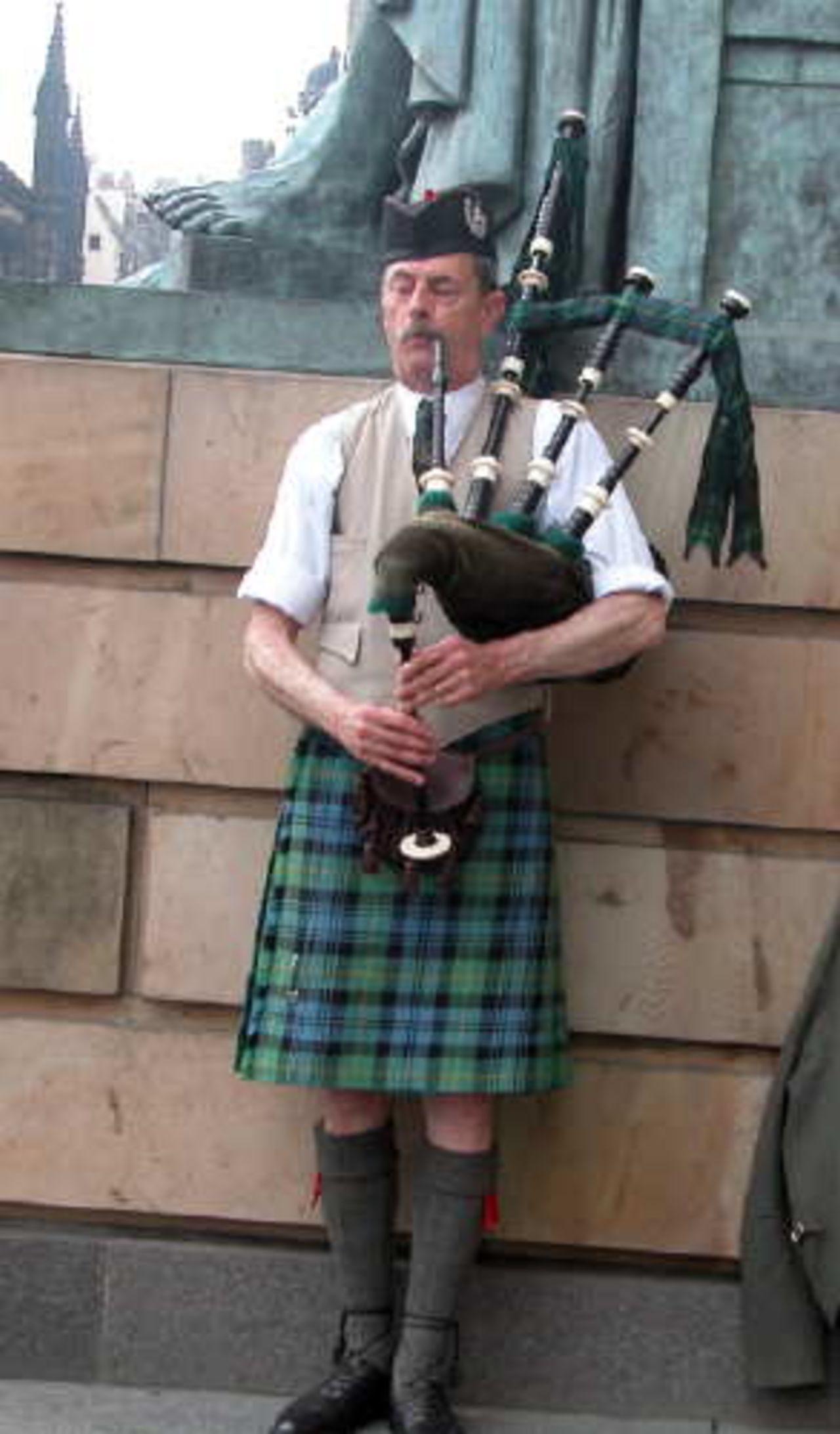 Piper in Edinburgh centre