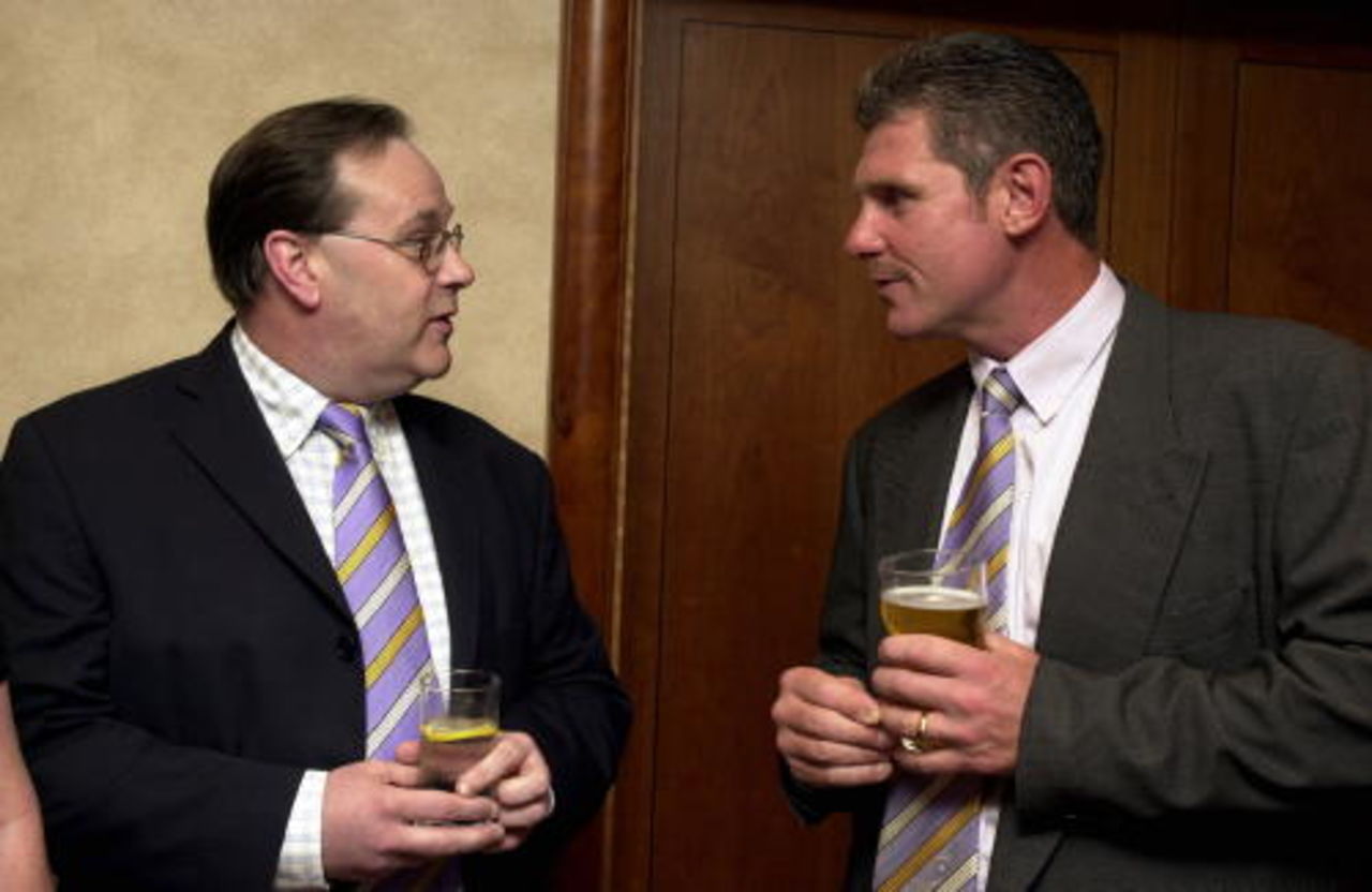 Robin Smith with Robert Rutherford General Manager of the Apollo Hotel