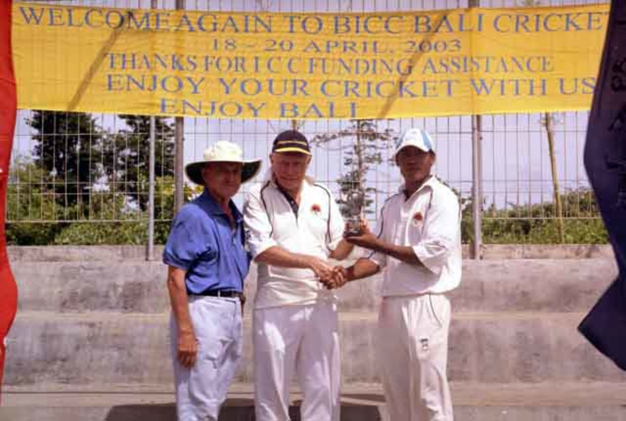 Alan Wilson & Sony Hawoe from the Indonesia Cricket Foundation
