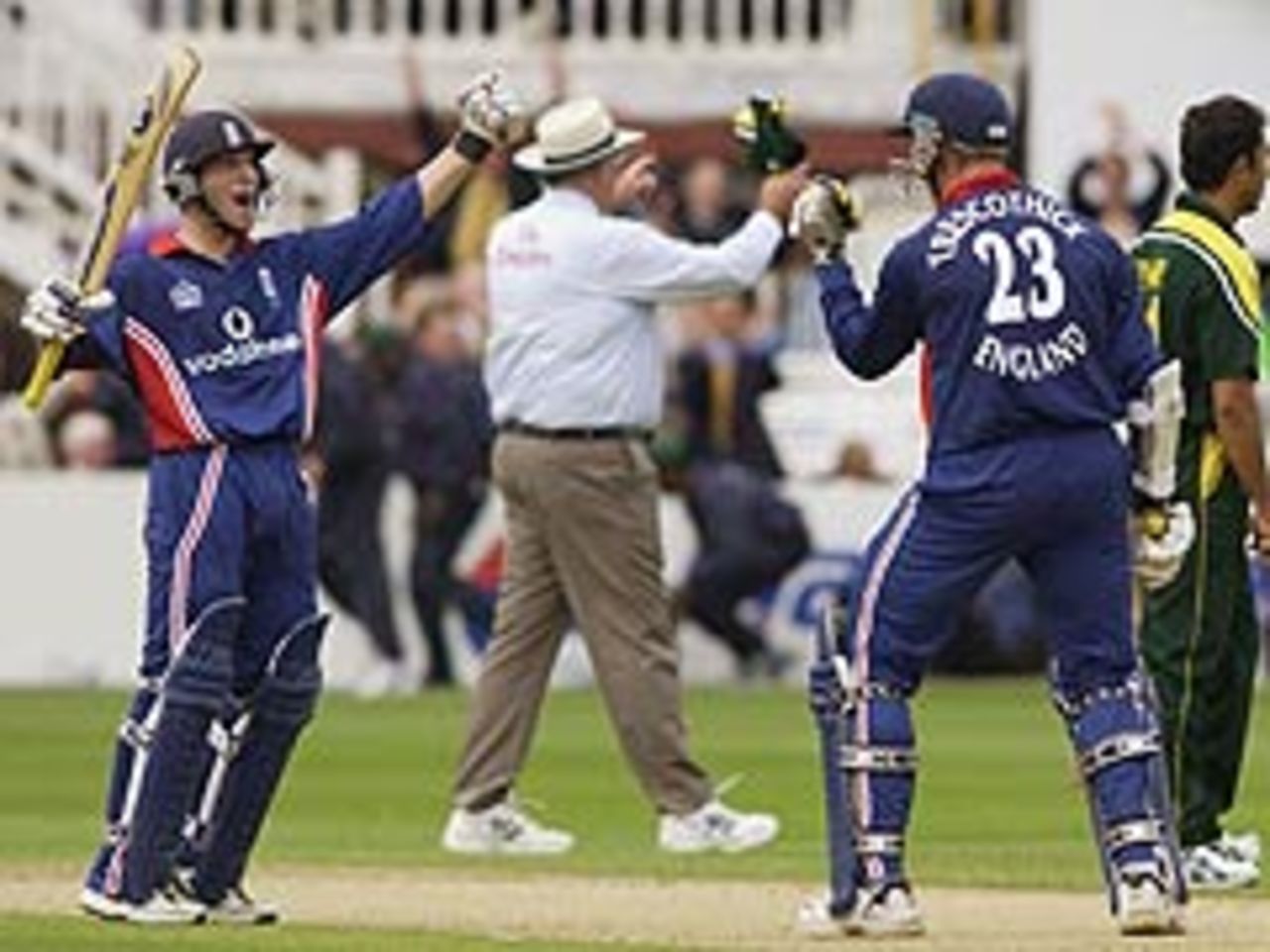Marcus Trecothick and Chris Read celebrate the winning runs, England v Pakistan, June 22, 2003