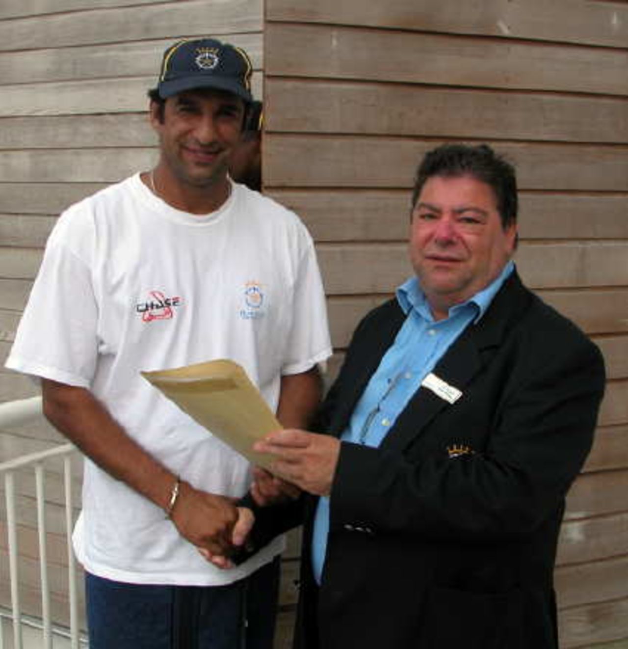 Hampshire Webmaster presents birthday greetings to Wasim Akram from supporters at his Dubail Fan Club