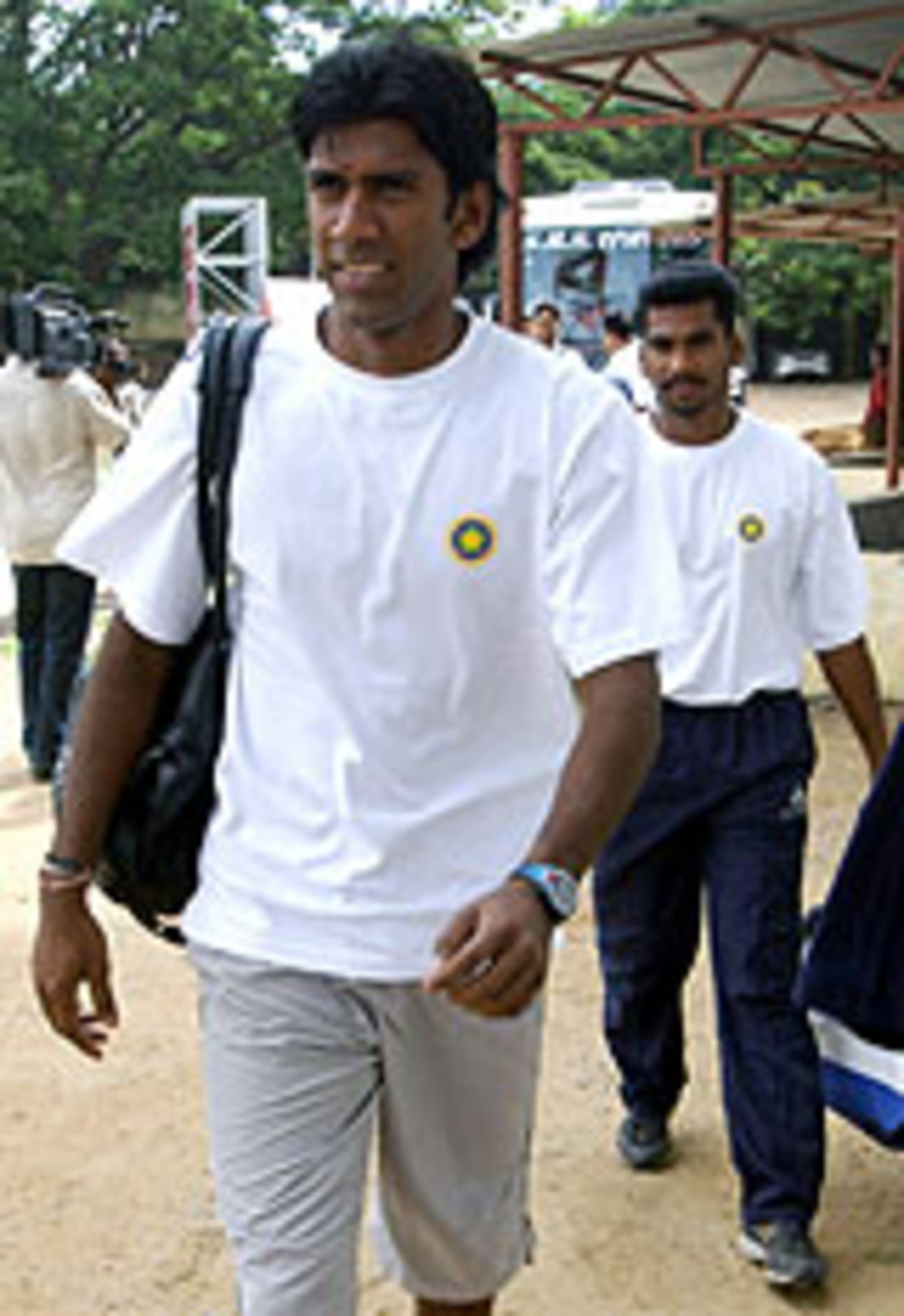 Lakshmipathy Balaji arrives at the fitness camp, Bangalore, June 8 2004