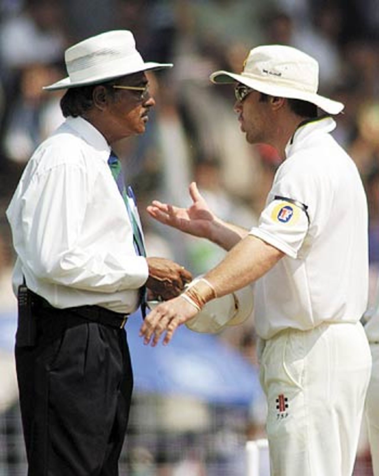 Slater gets into a heated argument with umpire Venkatraghavan regarding the legality of a catch, Australia v India, 1st Test, Mumbai, March 1, 2001