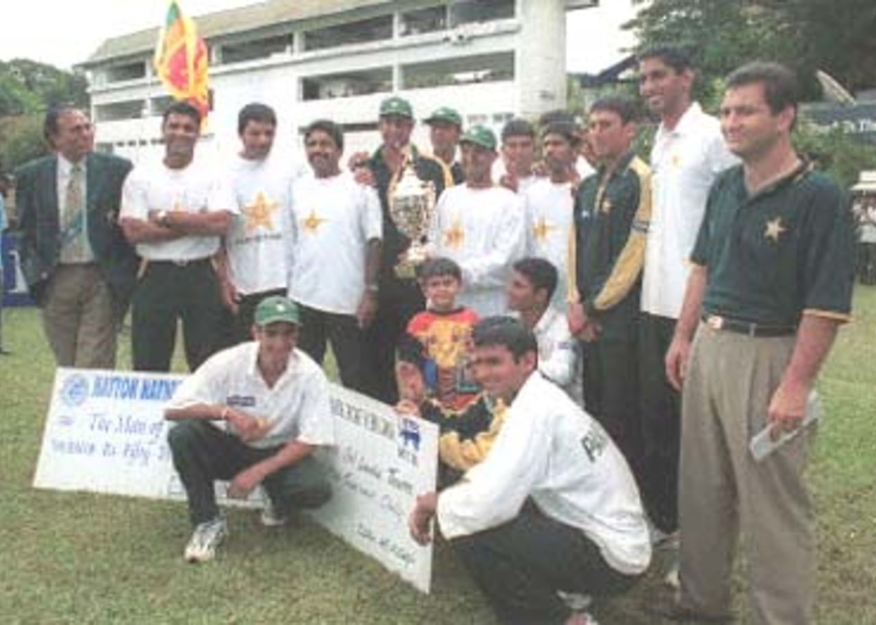 Pakistan players pose for a group picture after the third and final Test against Sri Lanka was abandoned due to rain. Pakistan won the three Test series 2-0. Pakistan in Sri Lanka 1999/00, 3rd Test, Sri Lanka v Pakistan Asgiriya Stadium, Kandy, 28 June - 02 July 2000.