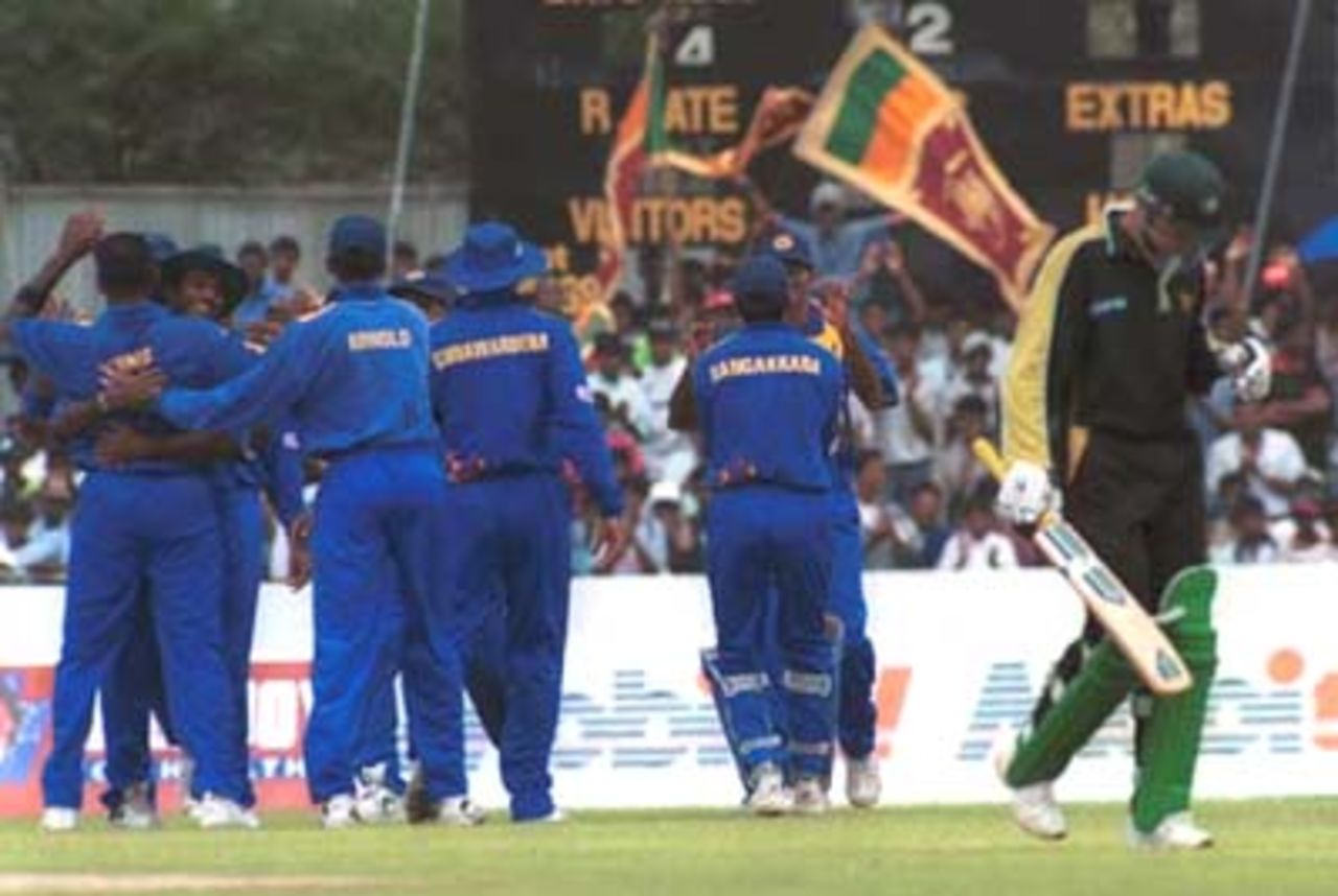 Sri Lankan teammates celebrate as Moin Khan walks off, Singer Triangular Tournament, Pakistan v Sri Lanka at Galle, 5 July 2000