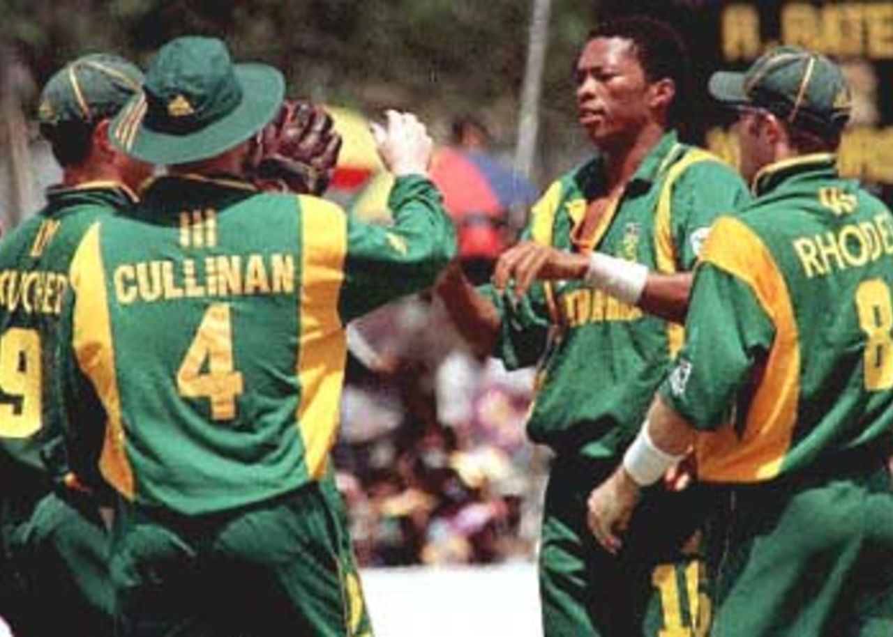 South African bowler Makhaya Ntini (2nd R) celebrates with teammates the dismissal of Sri Lankan batsman Mahela Jayawardene during the Singer Cup limited over cricket match between Sri Lanka and South Africa in Galle. Sri Lanka scored 249 runs in allocated 50 overs. Singer Triangular Series, 2000, 2nd Match, South Africa v Sri Lanka, Galle International Stadium, 6 July 2000.