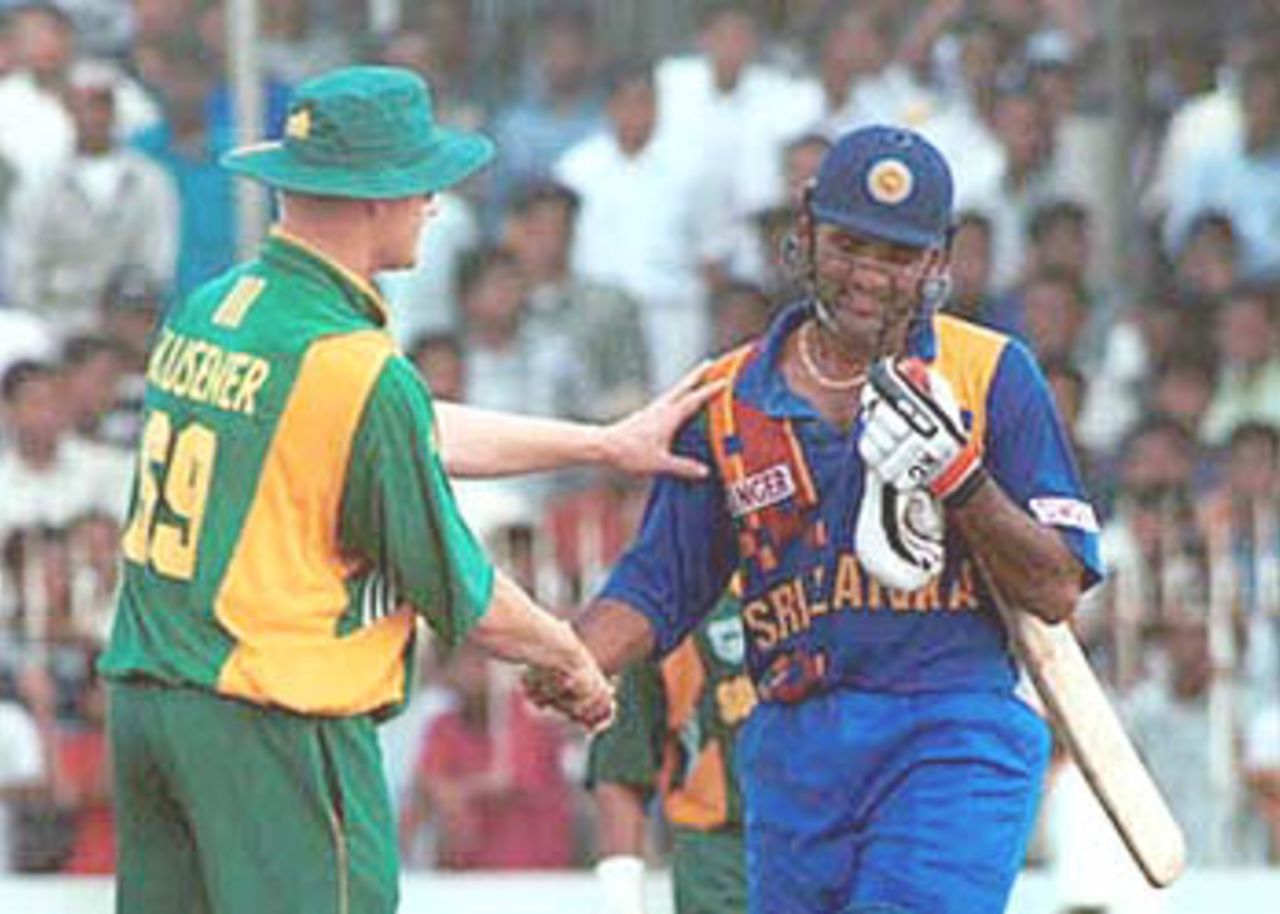 Klusener congratulates Marvan Atapattu, Singer Triangular Series, 2000/01, 5th Match, Sri Lanka v South Africa, Sinhalese Sports Club Ground, Colombo, 11 July 2000.