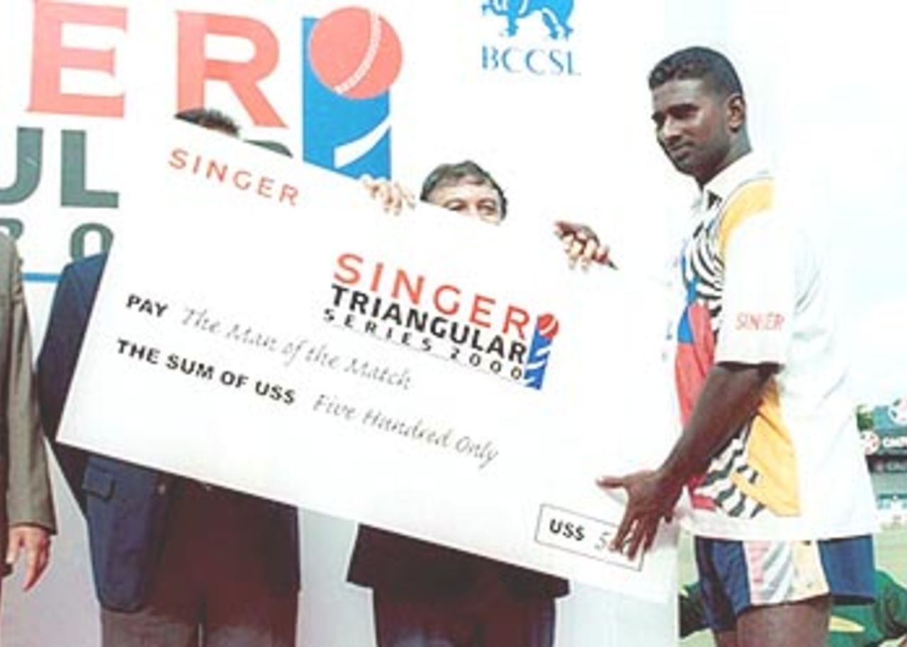Gunawardene receiving the Man of the Match cheque, Singer Triangular Series, 2000/01, 5th Match, Sri Lanka v South Africa, Sinhalese Sports Club Ground, Colombo, 11 July 2000.