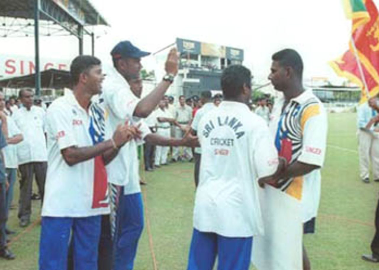 Teammates congratulating Gunawardene after being adjudged the Man of the Match, Singer Triangular Series, 2000/01, 5th Match, Sri Lanka v South Africa, Sinhalese Sports Club Ground, Colombo, 11 July 2000.