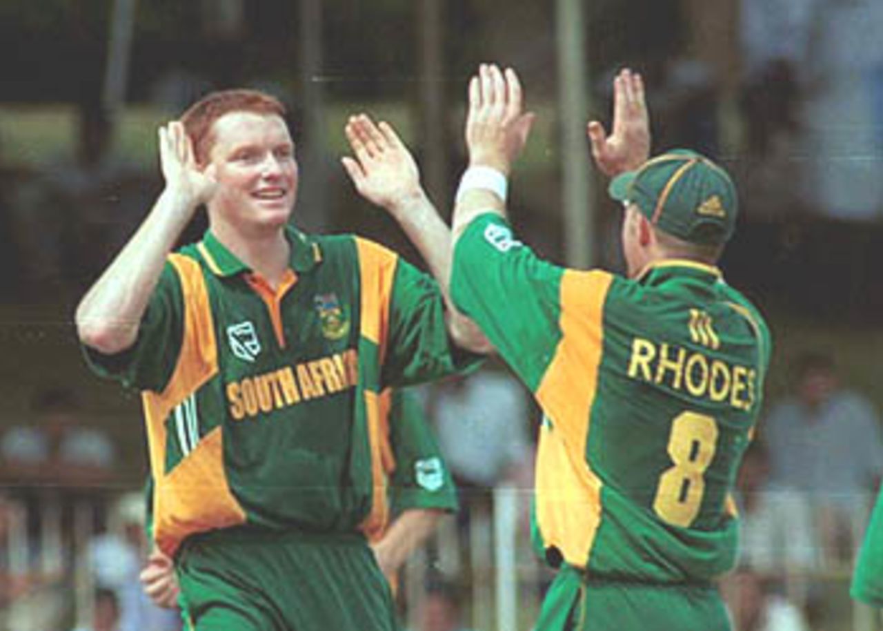 Terbrugge celebrates with Rhodes the fall of a Pakistani wicket. Singer Triangular Series 2000/01, 6th Match, Pakistan v South Africa, Sinhalese Sports Club Ground Colombo, 12 July 2000.