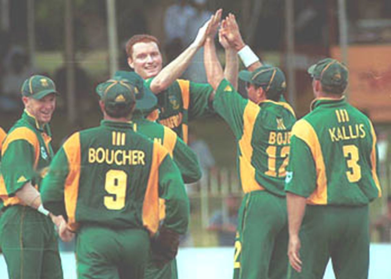 Terbrugge surrounded by teammates after picking up a wicket. Singer Triangular Series 2000/01, 6th Match, Pakistan v South Africa, Sinhalese Sports Club Ground Colombo, 12 July 2000.