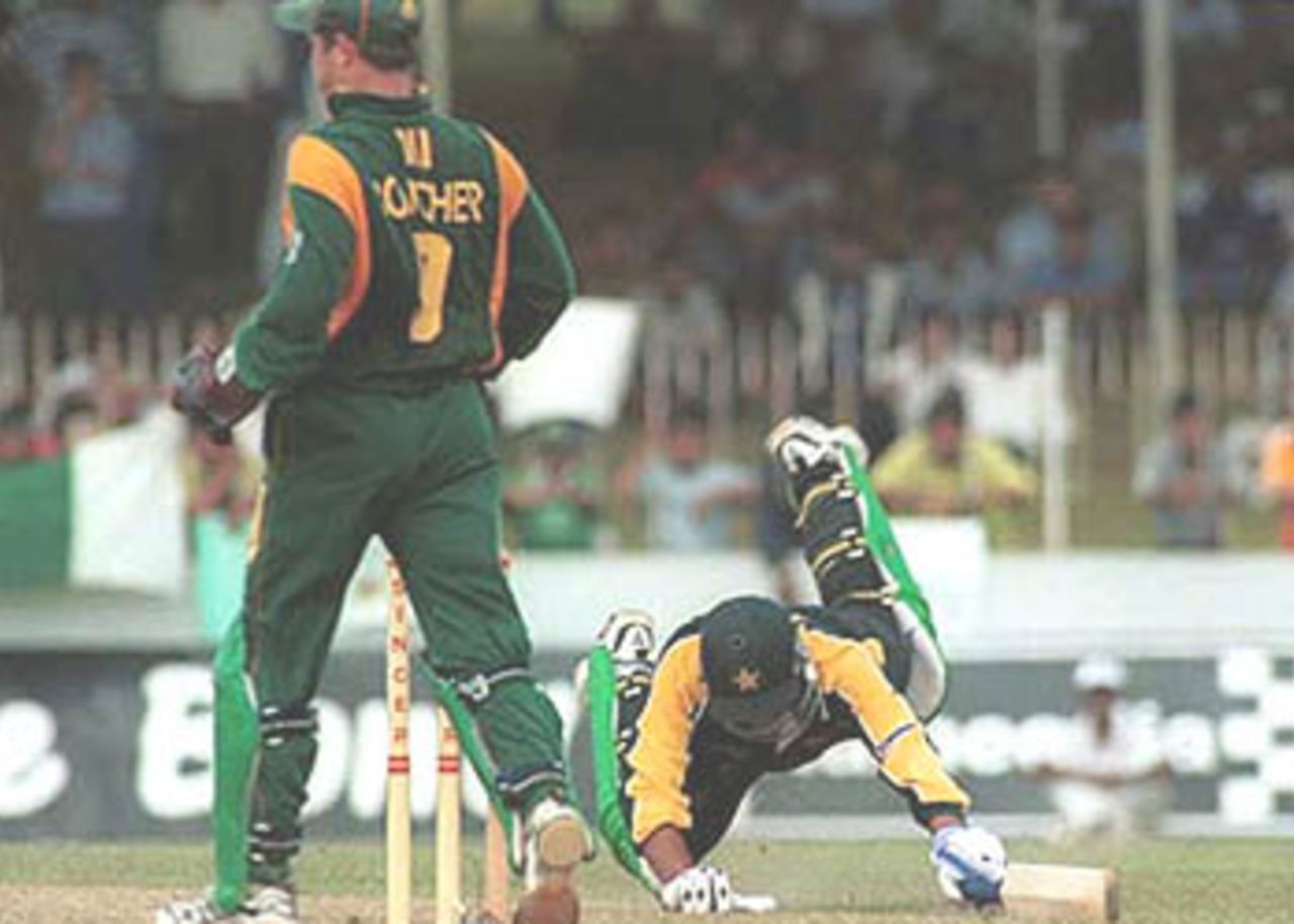 Azhar Mahmood struggles to get back to the crease. Singer Triangular Series 2000/01, (6th Match) Pakistan v South Africa, Sinhalese Sports Club Ground Colombo, 12 July 2000.