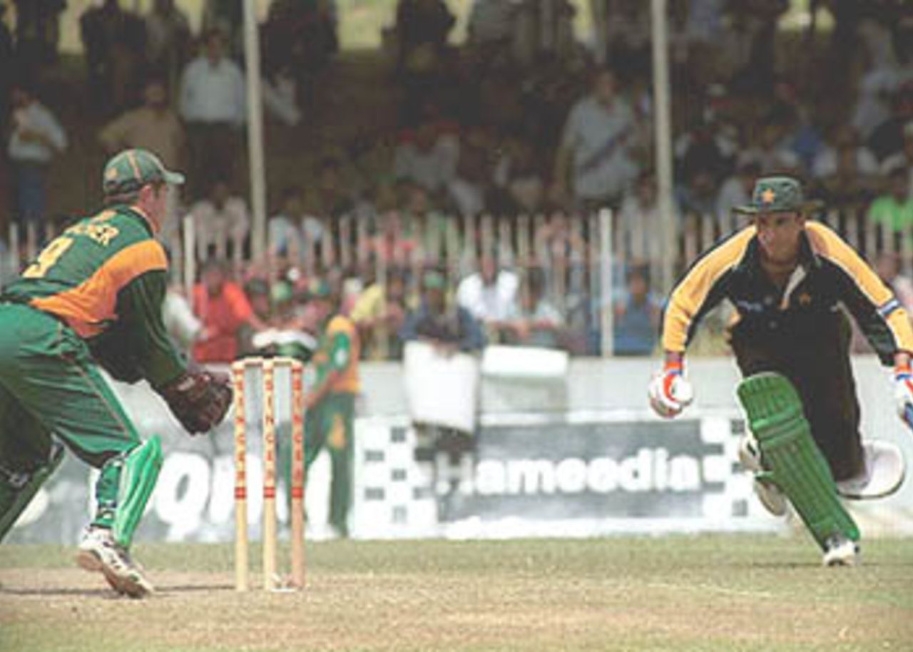 Azhar Mahmood struggles as keeper Boucher is all set to remove the bails. Singer Triangular Series 2000/01, (6th Match) Pakistan v South Africa, Sinhalese Sports Club Ground Colombo, 12 July 2000