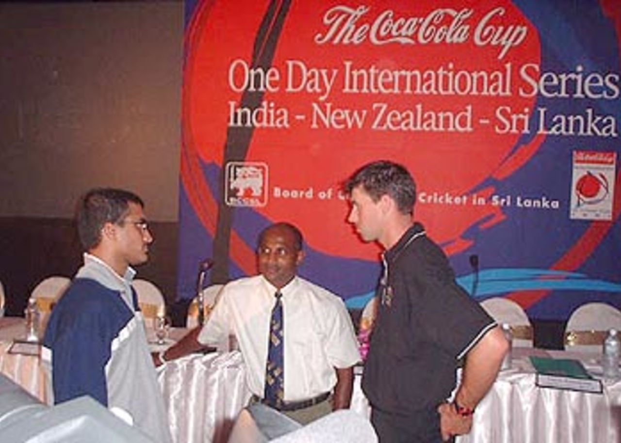 16 July 2001: Coca-Cola Cup (Sri Lanka) 2001, Sourav Ganguly, Sanath Jayasuriya and Stephen Fleming in conversation