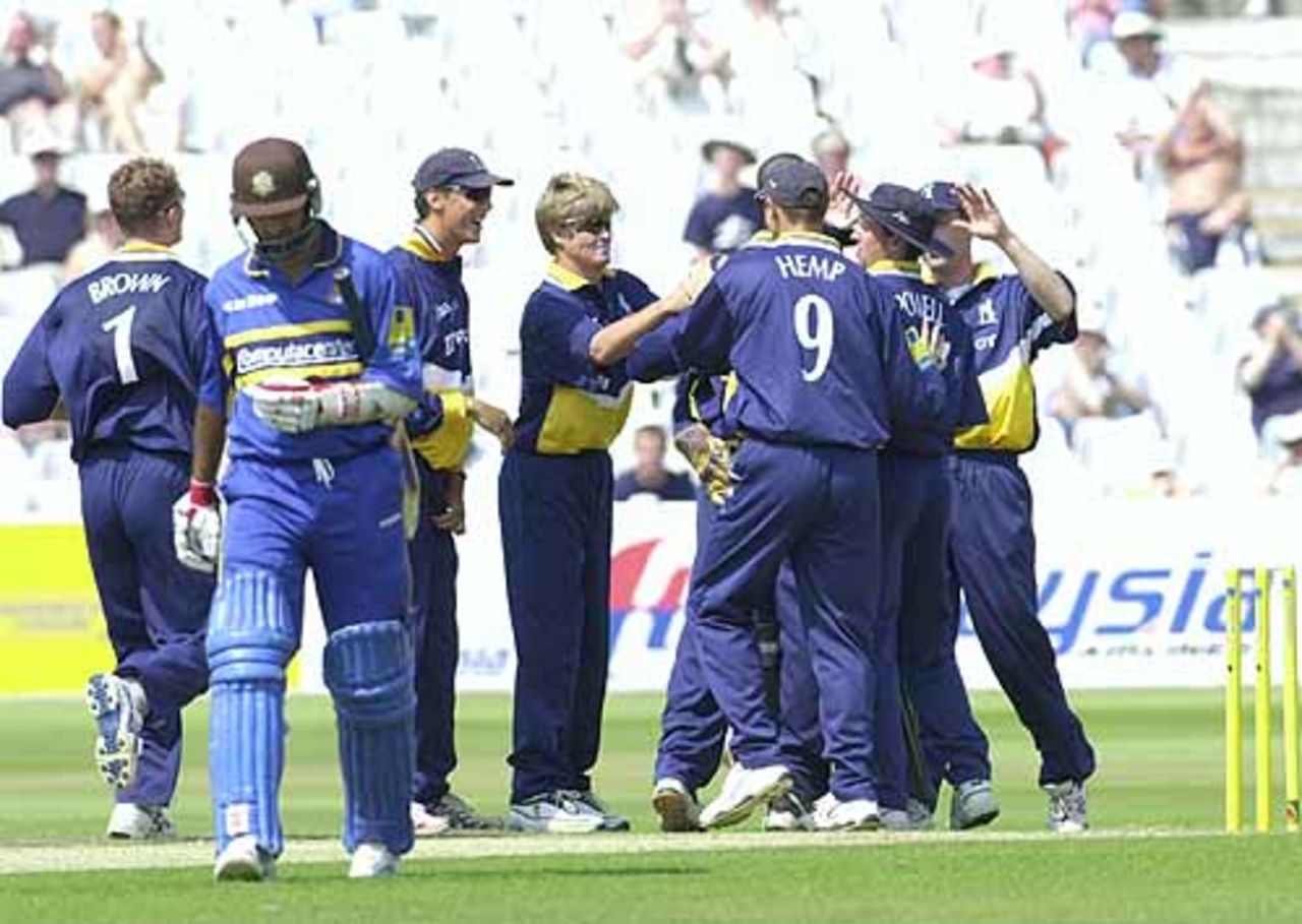 The Bears go to huddle as Shahid leaves the arena, Norwich Union League , 29th July 2001, Birmingham