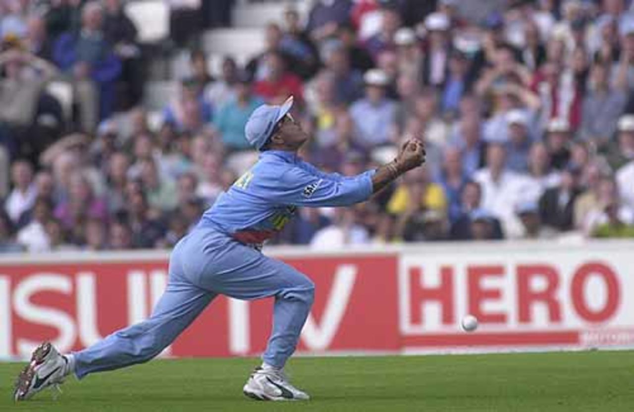 Ganguly, no hero this time as he spills a chance in the deep, England v India at The Oval, July 2002