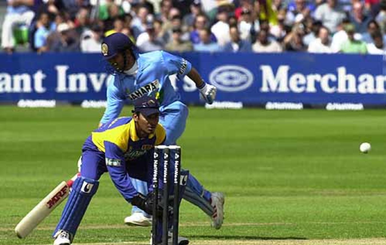Sri Lankan keeper Sangakarra is not quick enough to run out Tendulkar, India v Sri Lanka at Bristol 11th Jul 2002