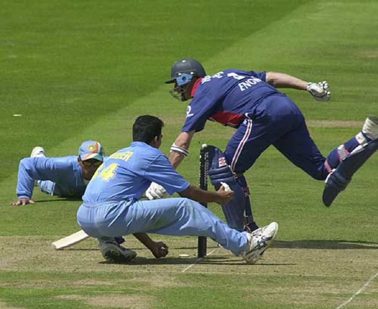 Zaheer Khan makes a mess of trying to run out Hussain on his 99th run, NatWest Series Final, 13th July 2002