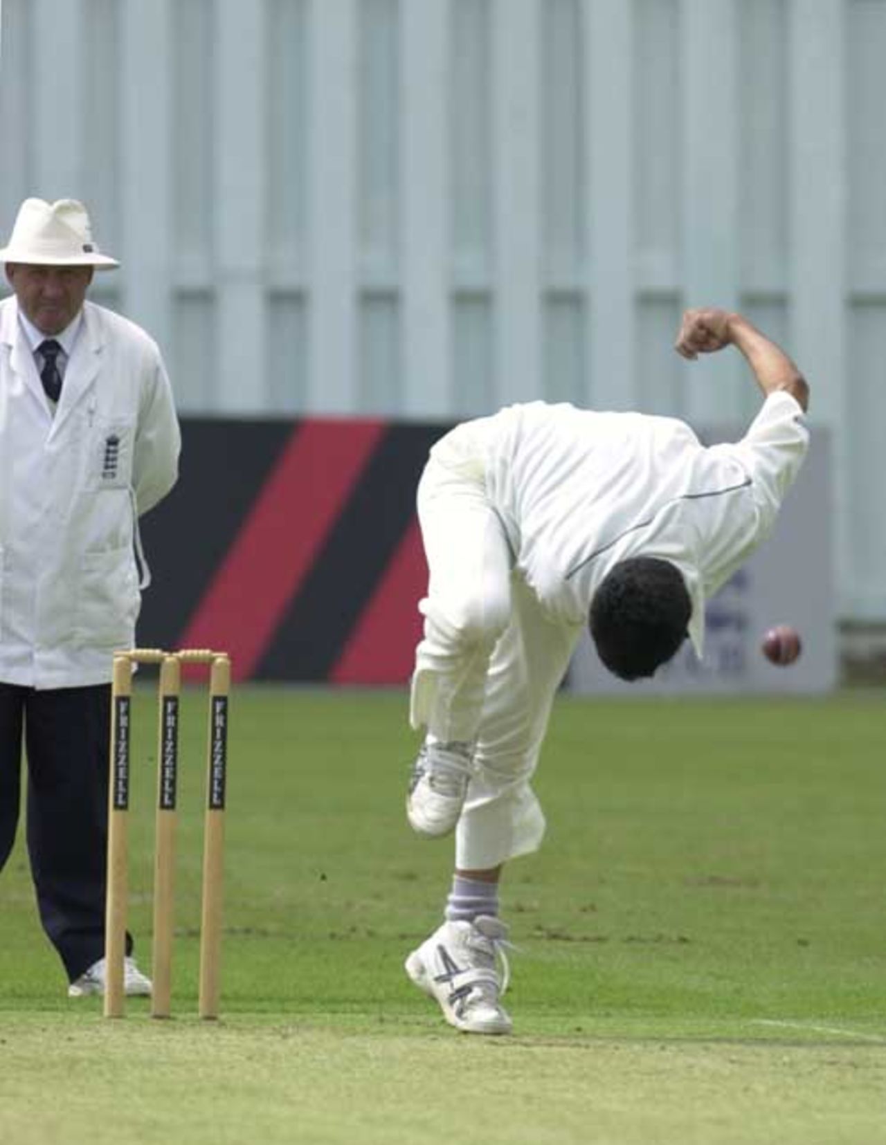 Guess the bowler ? - answer Amjad Khan of Kent . Leics v Kent, Frizzell County Championship 24th July 2002