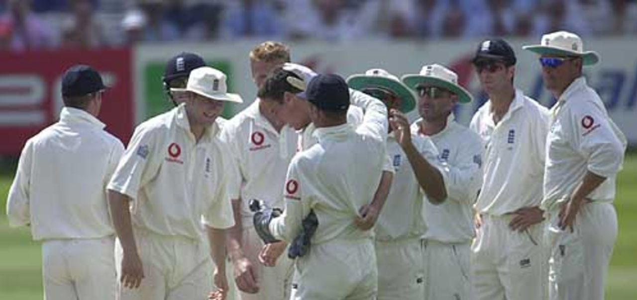 Celebrations all round on Jones first wicket for England, England v India 1st npower Test at Lord's
