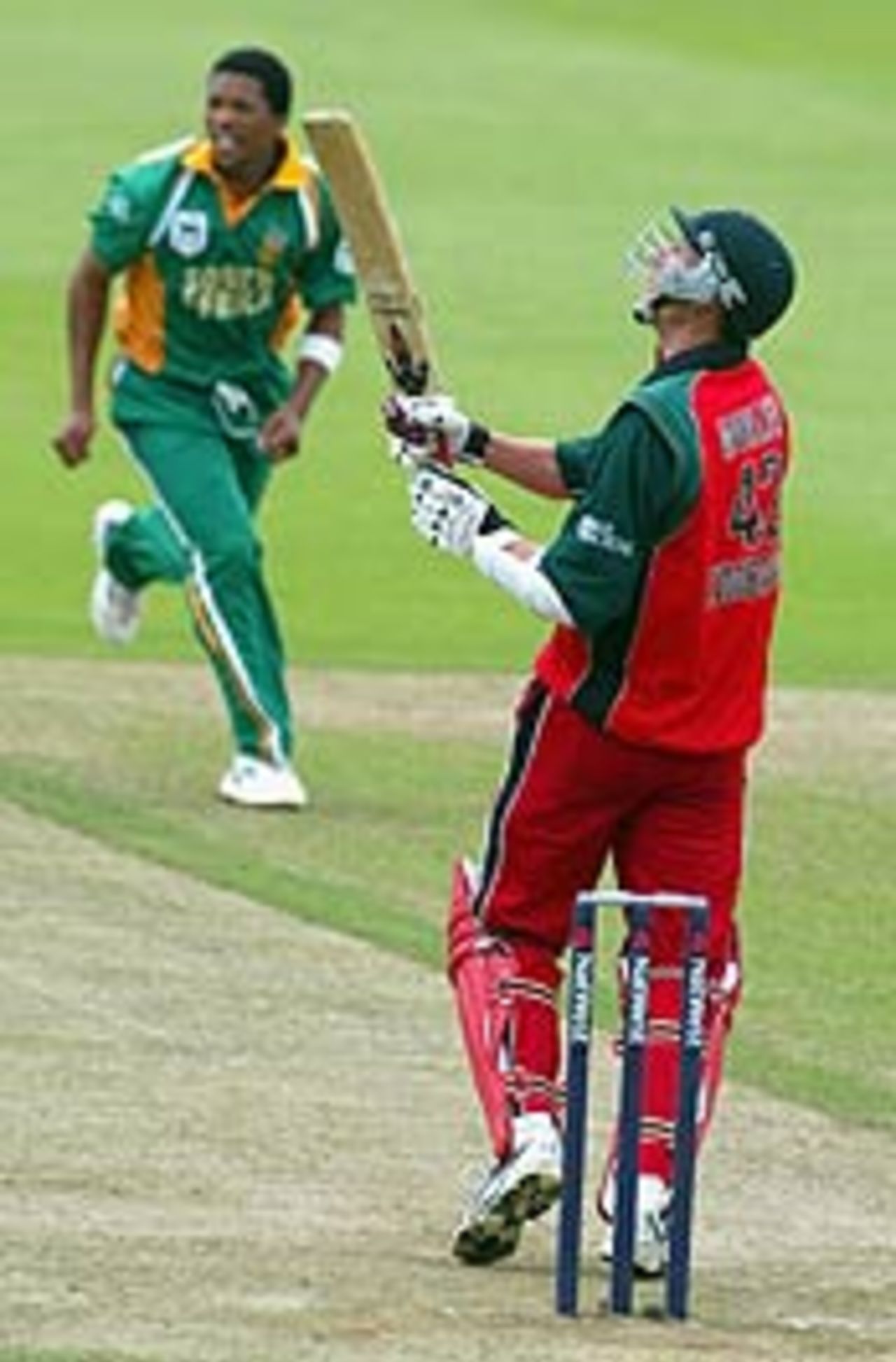 Doug Marillier skys Makhaya Ntini and is caught, Zimbabwe v South Africa, Cardiff, July 5, 2003