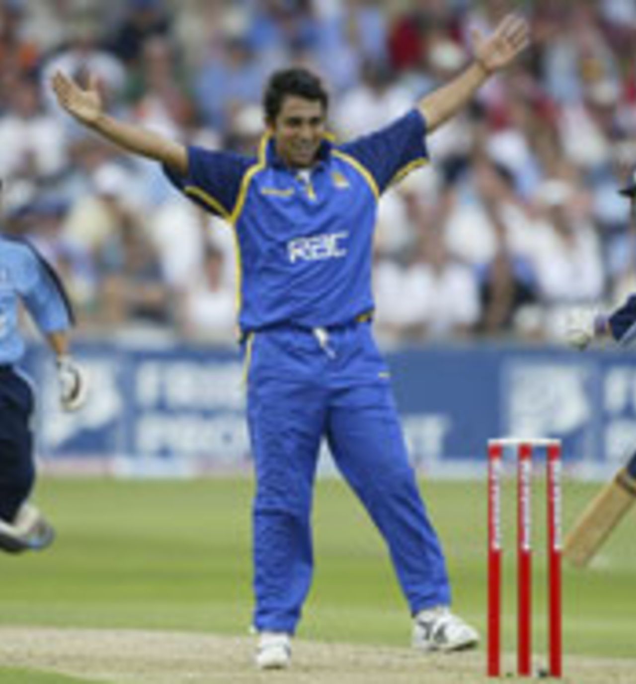 Azhar Mahmood celebrates Surrey semi-final win