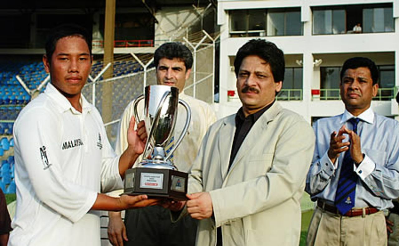 Player of the tournament Adnan Ilyas receives his trophy from Sindh Governor with Zakir Khan of PCB in the background, Final: Malaysia Under-19s v Nepal Under-19s at National Stadium, Karachi, Youth Asia Cup 2003, 27 July 2003.