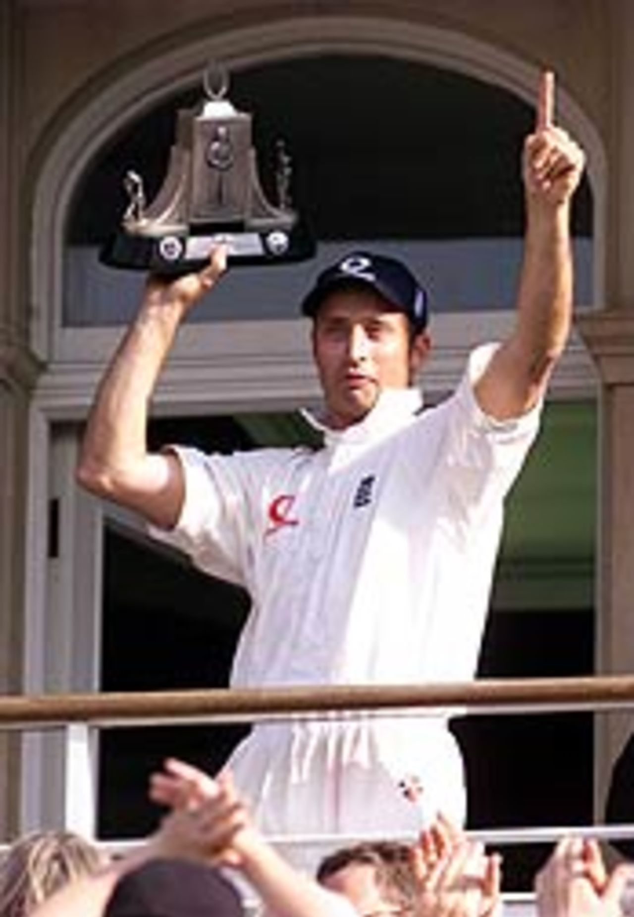 Nasser Hussain holds the Wisden Trophy aloft, Sep 4, 2000