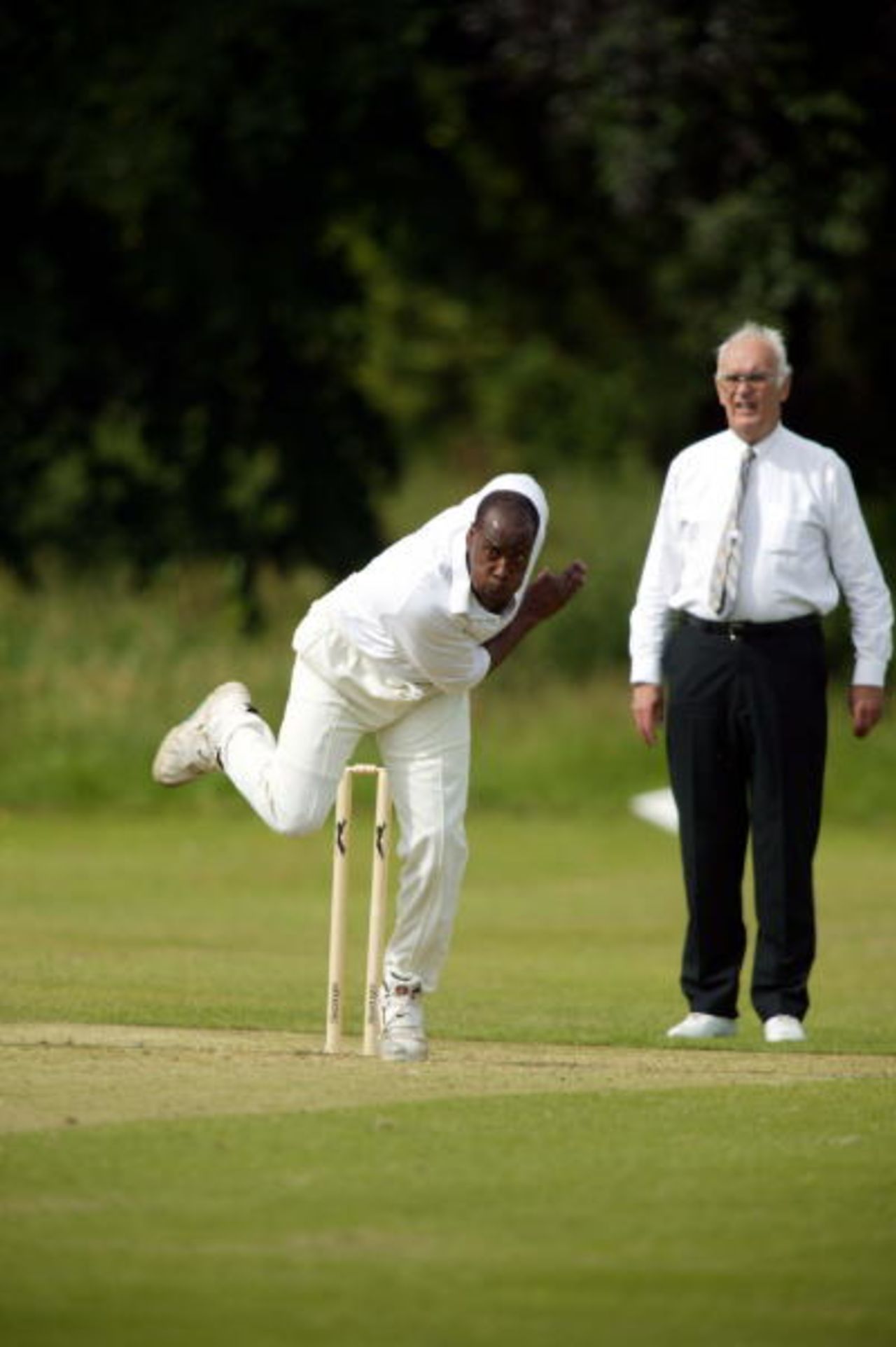 Mike Wedderburn Sky presenter bowling at the Carphone Warehouse Challenge