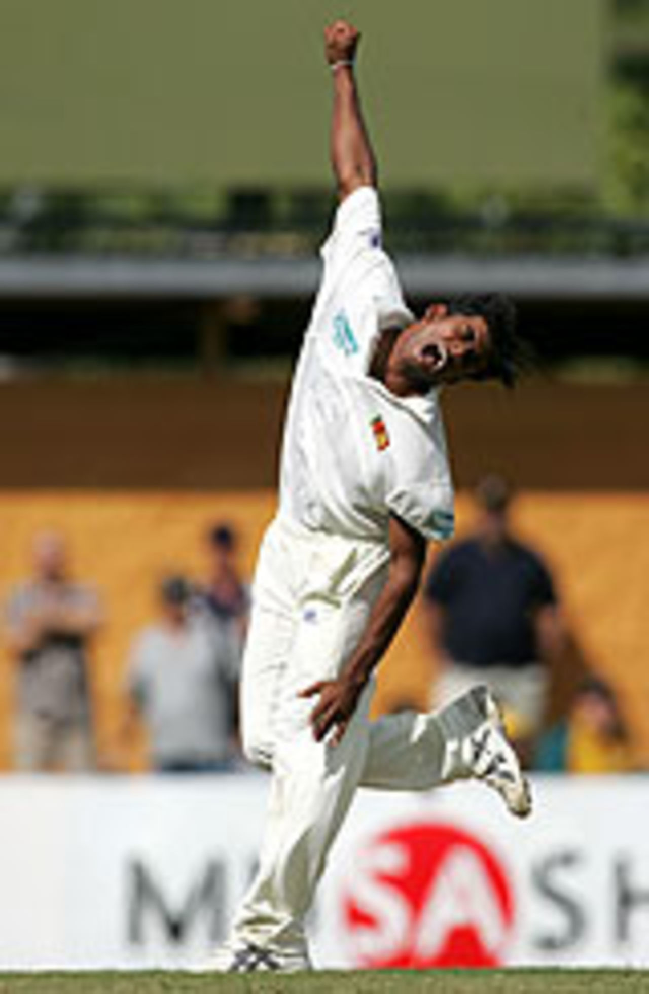 Lasith Malinga shows off his slingshot action, Australia v Sri Lanka, Darwin, July 1, 2004