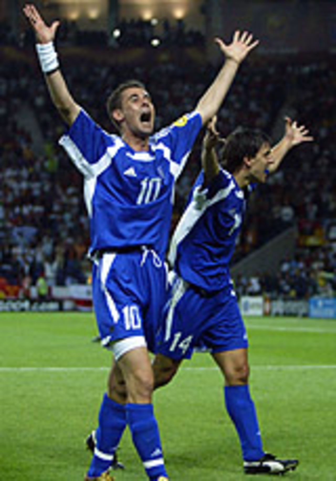 Greeks celebrate semi-final win at Euro2004