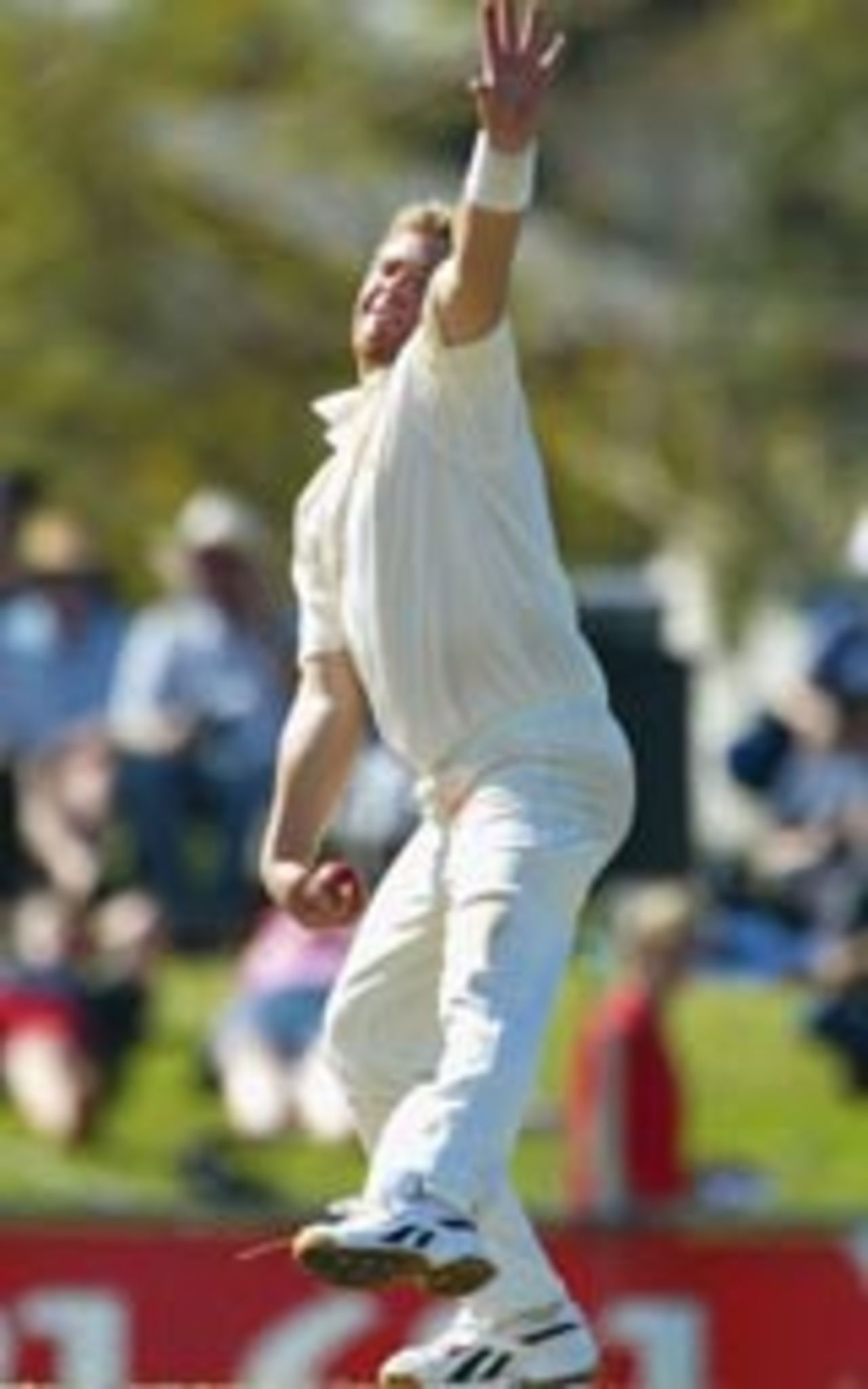 Shane Warne in his bowling stride, Australia v Sri Lanka, 2nd Test, Cairns, 5th day, July 13, 2004