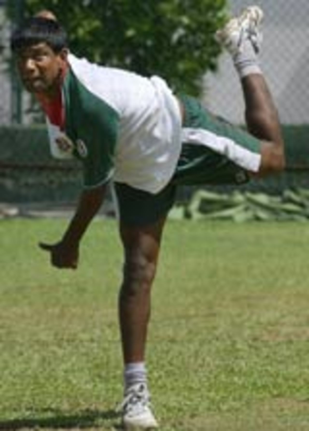 Mohammad Rafique bowling in the nets on the eve of Bangladesh's clash against India, Asia Cup, July 20, 2004