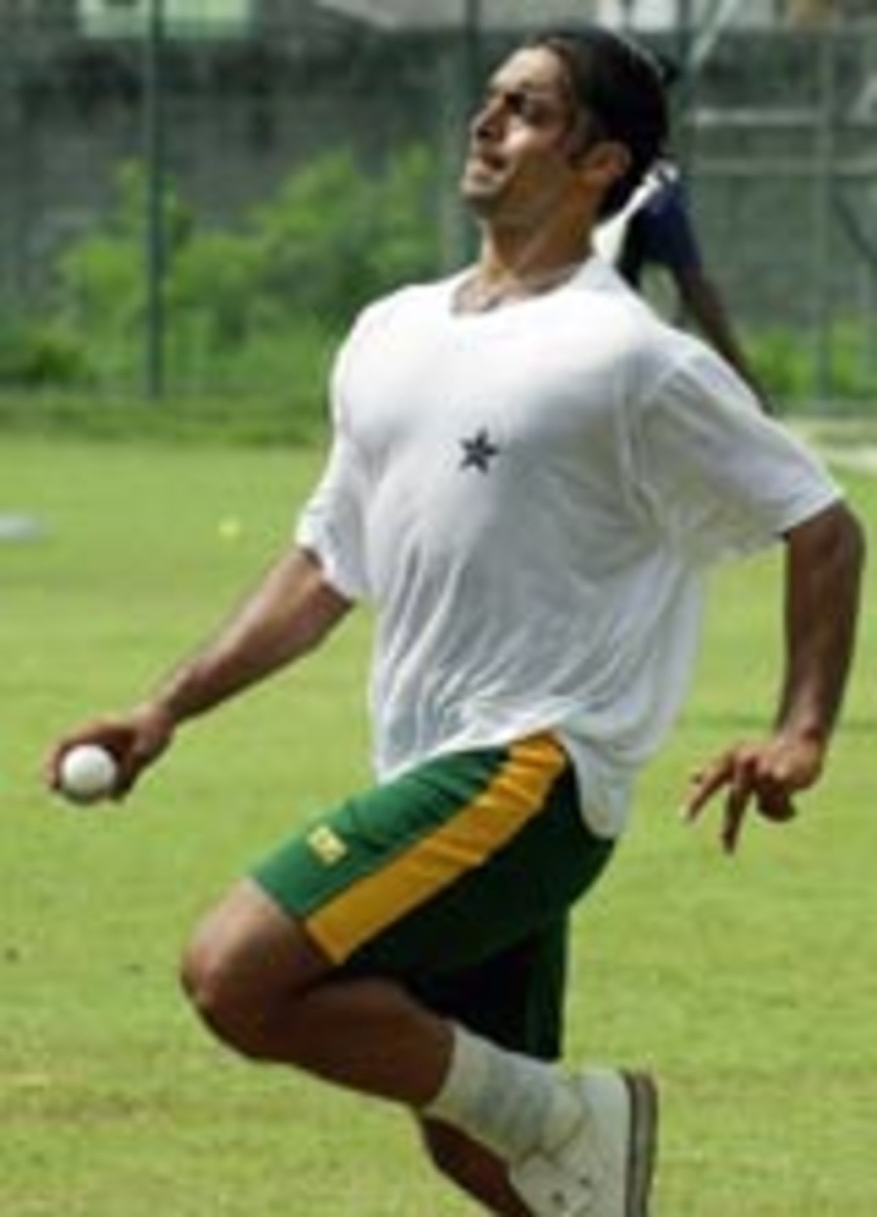 Shoaib Akhtar in the nets on the eve of Pakistan's clash against India in the Asia Cup, Colombo, July 24, 2004