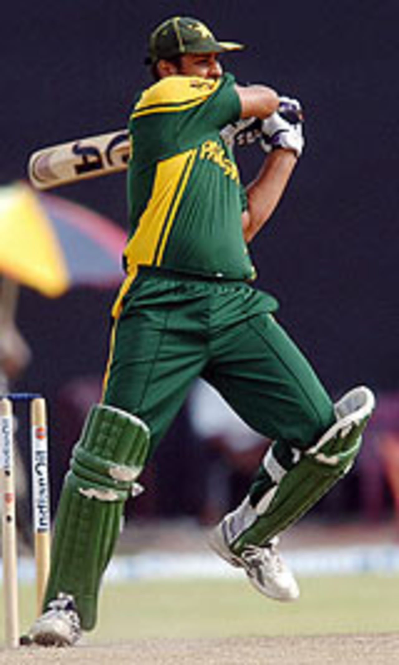 Inzamam-ul-Haq pulls fiercely, Pakistan v India, Asia Cup, 10th match, Colombo, 25 July, 2004