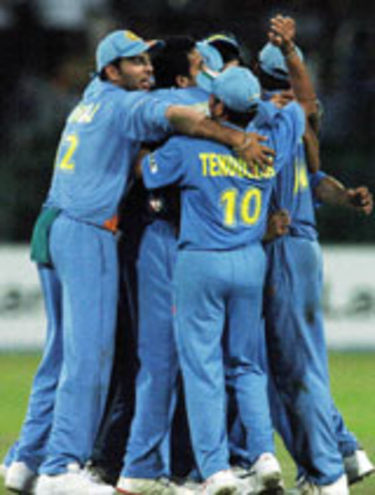 India celebrate the win, v Sri Lanka, Asia Cup, Colombo, July 27, 2004