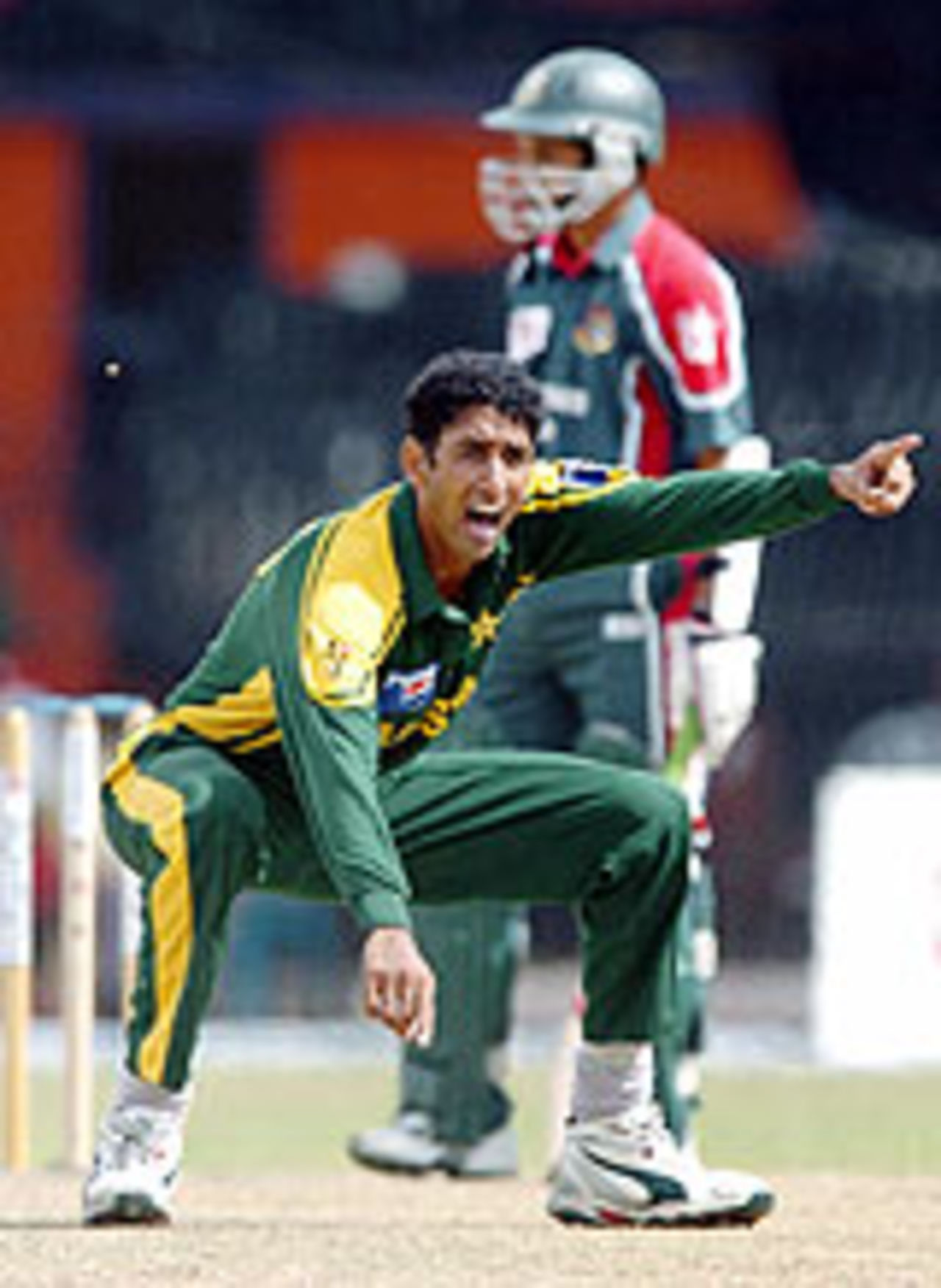 Shabbir Ahmed goes up in appeal, Bangladesh v Pakistan, Asia Cup, 12th match, Colombo, July 29, 2004