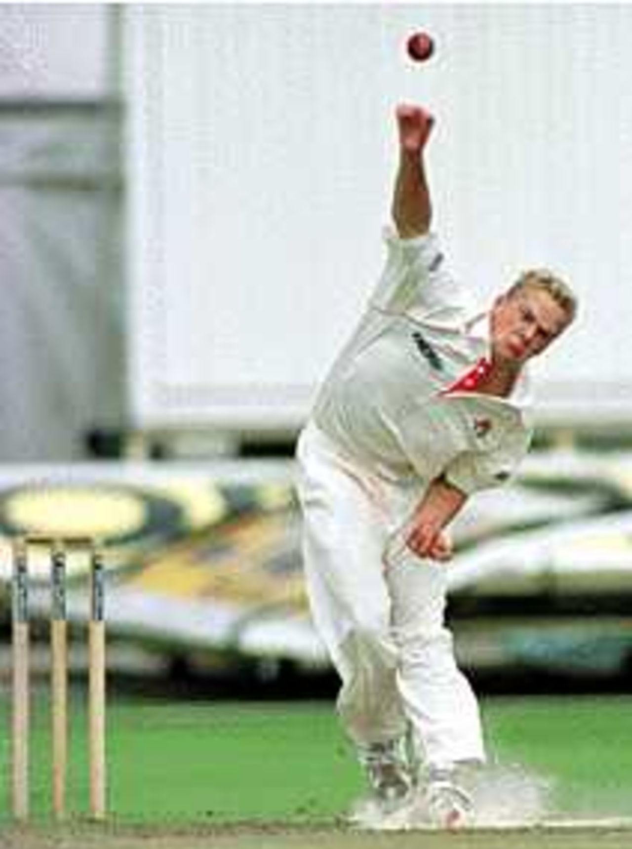 Richard Green in his delivery stride, Lancashire v Yorkshire, Day 1 of County Championship match, 19 Aug 1999