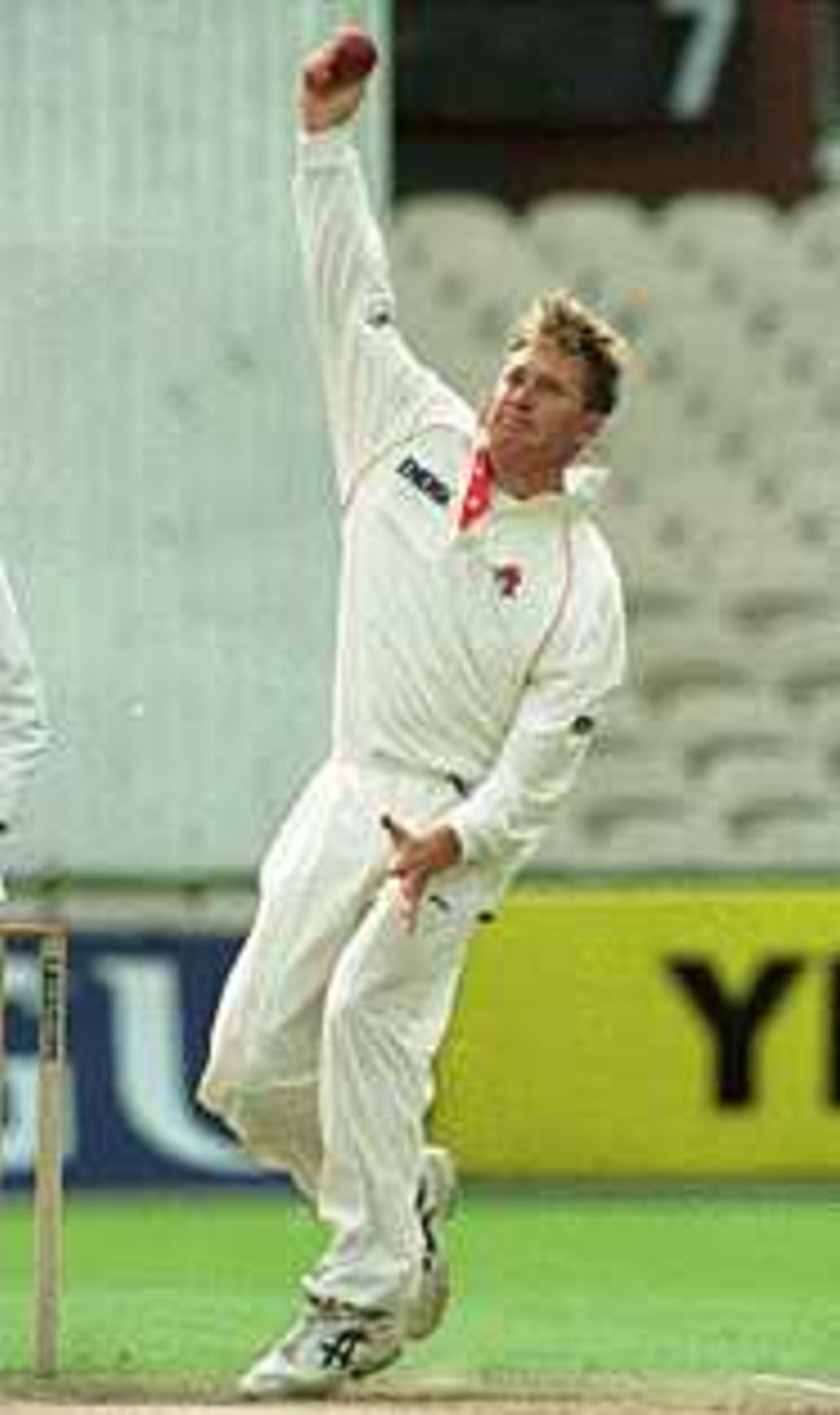 Gary Yates in his delivery stride, Lancashire v Yorkshire, Day 2 of County Championship match, 20 Aug 1999