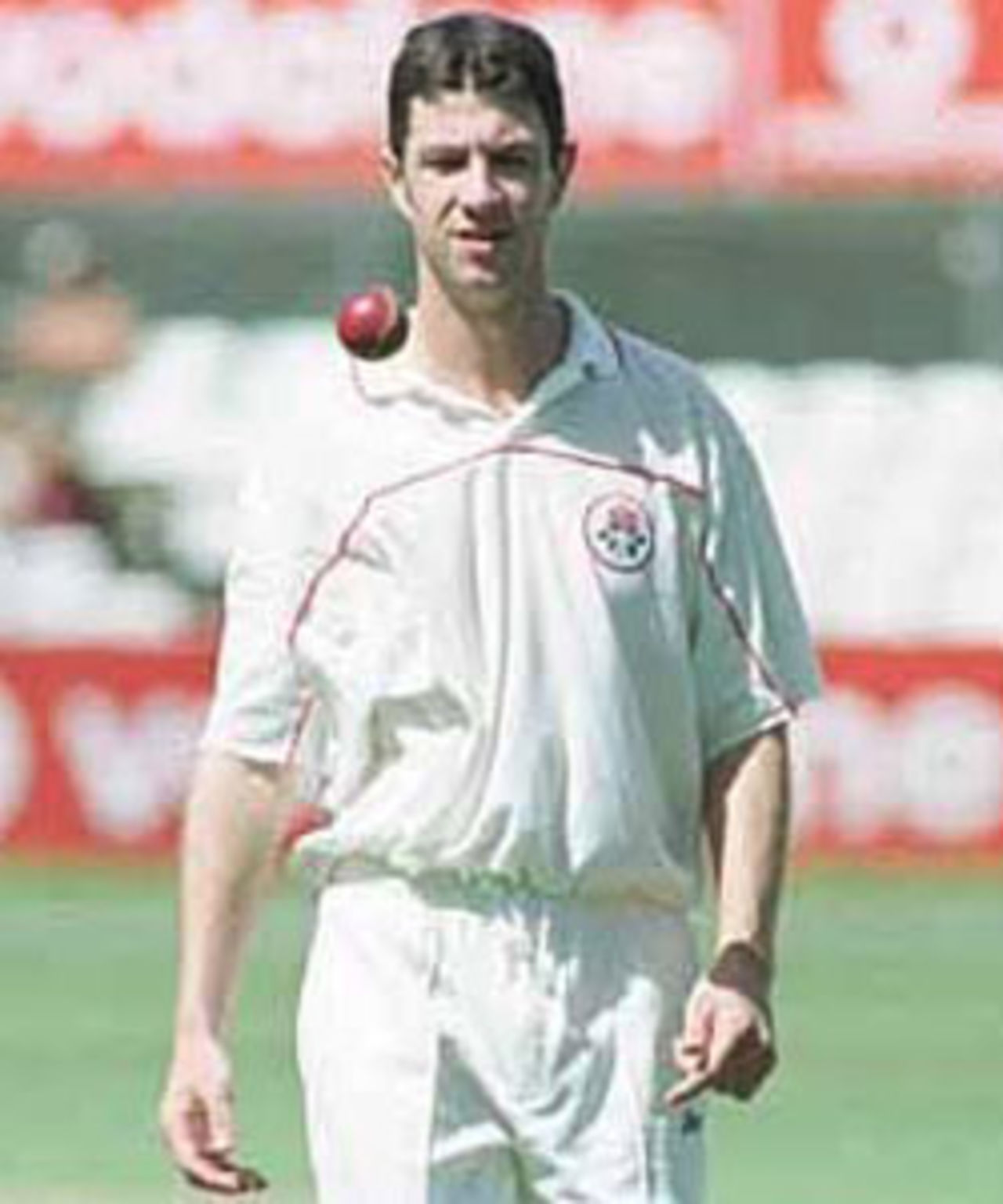 Smethurst walks up to the top of his mark, PPP healthcare County Championship Division One, 2000, Surrey v Lancashire, Kennington Oval, London, 02-05 August 2000(Day 1).