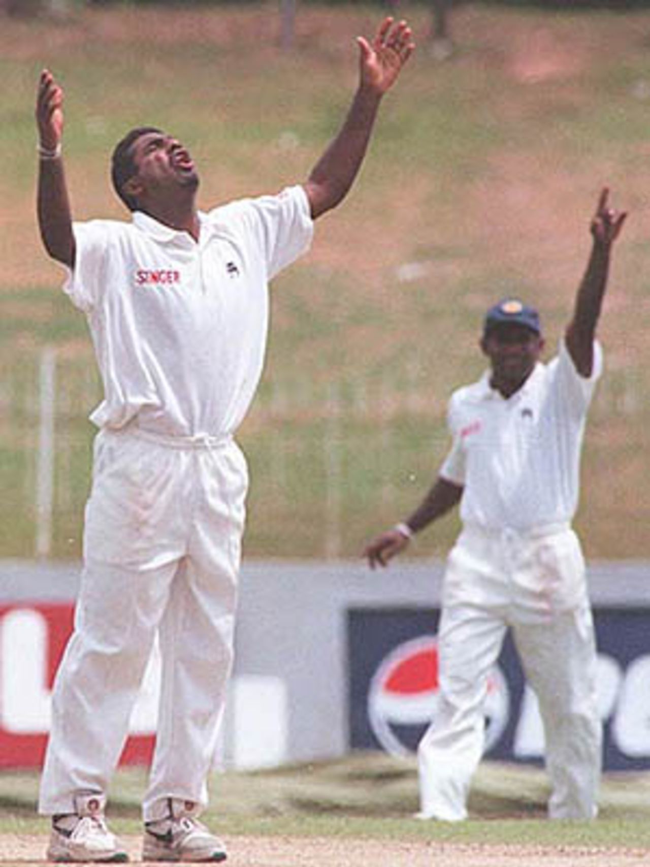Muralitharan and Jayasuriya are disappointed after an appeal is turned down, South Africa in Sri Lanka, 2000/01, 3rd Test, Sri Lanka v South Africa, Sinhalese Sports Club Ground, Colombo, 06-10 August 2000 (Day 1).