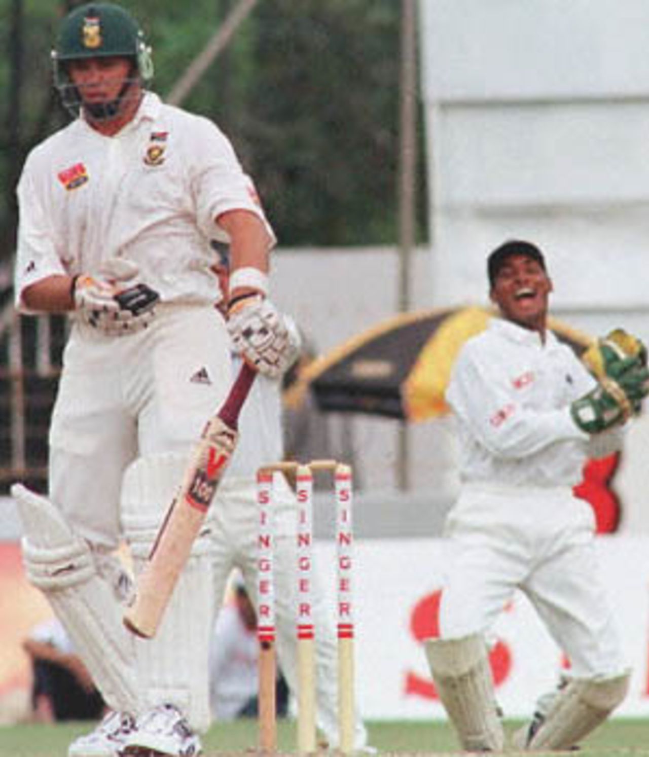 Sri Lankan wicket keeper Kumar Sangakkara (R) takes a catch of South African batsman J Kallis (L) who was dismissed for 19 runs on the first day of their third and final test. South Africa were 194 for seven wickets at stumps. South Africa in Sri Lanka, 2000/01, 3rd Test, Sri Lanka v South Africa, Sinhalese Sports Club Ground, Colombo, 06-10 August 2000 (Day 1).