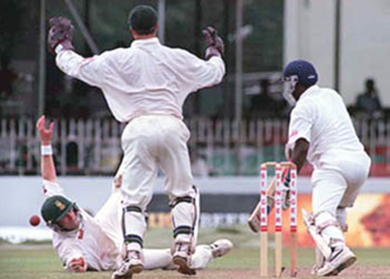 Boucher looks on helplessly as the ball off Jayasuriya's bat drops just short of Jonty Rhodes, South Africa in Sri Lanka, 2000/01, 3rd Test, Sri Lanka v South Africa, Sinhalese Sports Club Ground, Colombo, 06-10 August 2000 (Day 2).