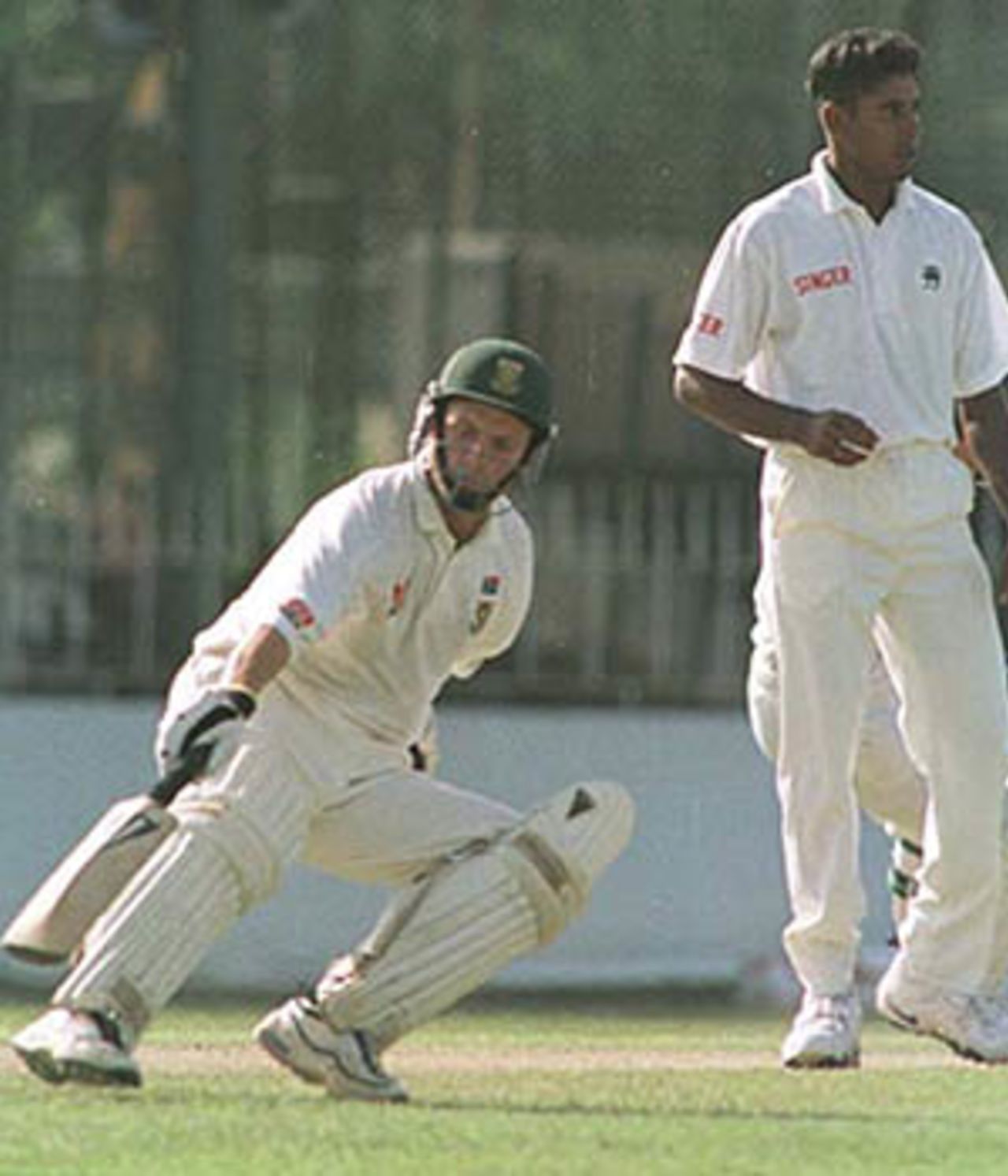 Chaminda Vaas watches on as Gary Kirsten turns and sets off for a second run, South Africa in Sri Lanka, 2000/01, 3rd Test, Sri Lanka v South Africa, Sinhalese Sports Club Ground, Colombo, 06-10 August 2000 (Day 3).