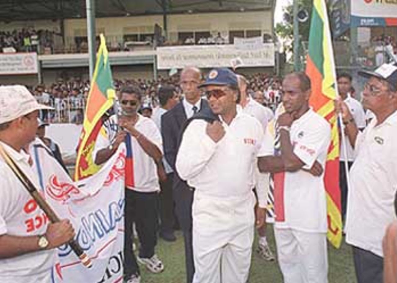 Ranatunga with his successor Jayasuriya during the presentation ceremony, South Africa in Sri Lanka, 2000/01, 3rd Test, Sri Lanka v South Africa, Sinhalese Sports Club Ground, Colombo, 06-10 August 2000 (Day 5).