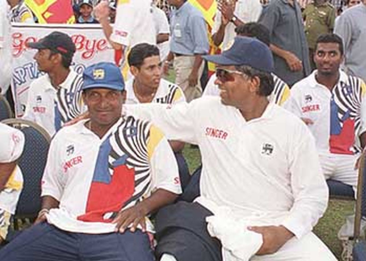 Old friends Arjuna Ranatunga and Arvinda De Silva share a joke or two, South Africa in Sri Lanka, 2000/01, 3rd Test, Sri Lanka v South Africa, Sinhalese Sports Club Ground, Colombo, 06-10 August 2000 (Day 5).
