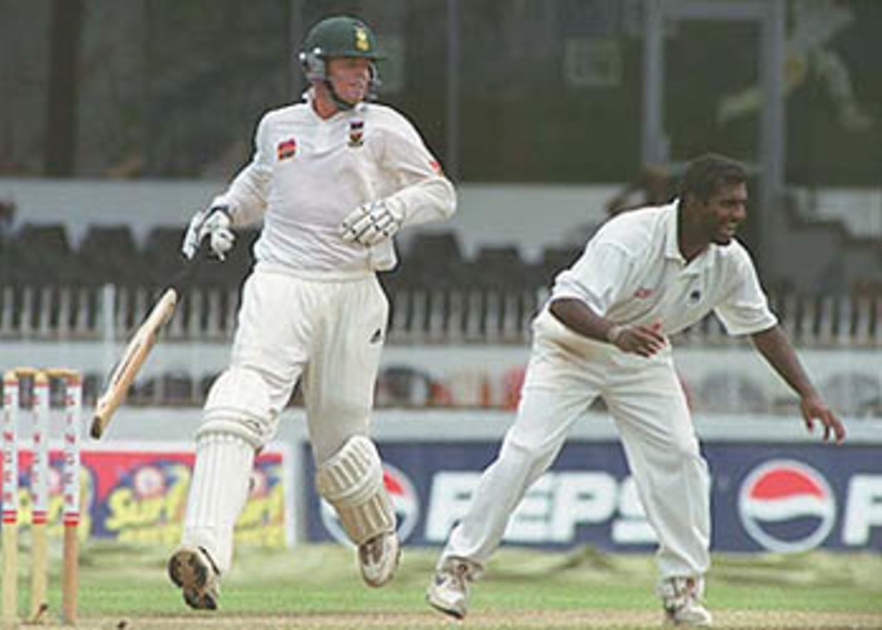 Shaun Pollock takes a quick single as Muralitharan urges the fielder to run the batsman out. South Africa in Sri Lanka 2000/01, 3rd Test, Sri Lanka v South Africa, Sinhalese Sports Club Ground, Colombo,06-10 August 2000 (Day 5).