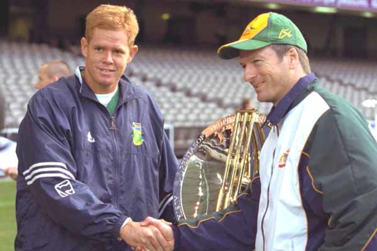 15 Aug 2000: South African Captain Shaun Pollock (left) and Australian Captain Steve Waugh shake hands venue for the Super Challon Colonial Stadium, enge 2000 one day cricket series beginning Wednesday in Melbourne, Australia.