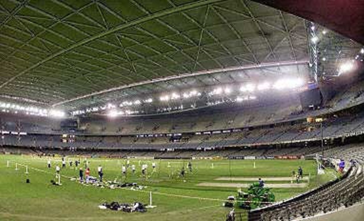 The South African cricket team practises under the closed roof of the Colonial Stadium in Melbourne(14 August 2000). Australia and South Africa will create history when they play the first one-day cricket matches to be played indoors when they meet on 16, 18 and 20 August. Super Challenge 2000.
